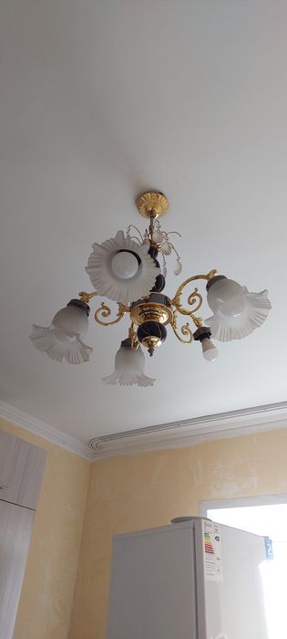 Отдам даром люстру, стуля