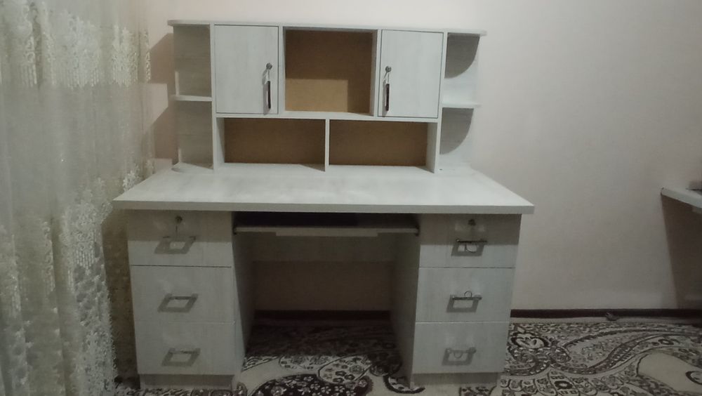 Рабоччи стол сотилади