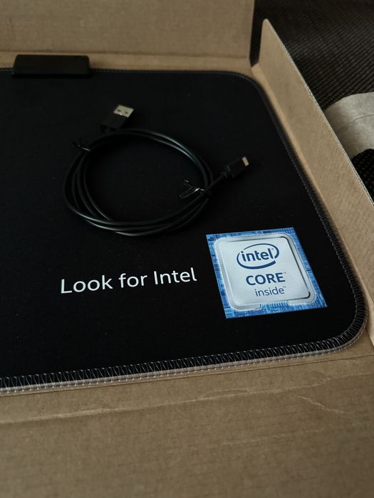 Светеща подложка Intel Core