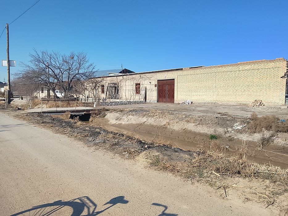 15 sotixli 8 ta xonasi bor uchastka tez va arzon narxda sotiladi