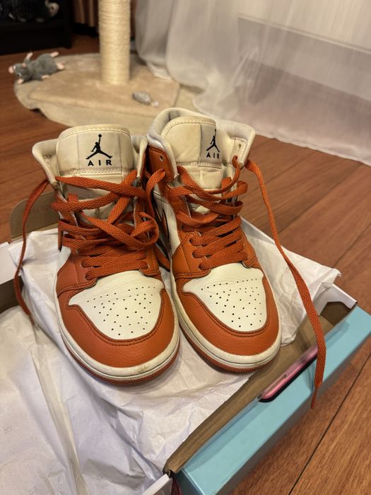 Vand ghete Jordan 1 Mid SE originali 100%, marimea 38,5