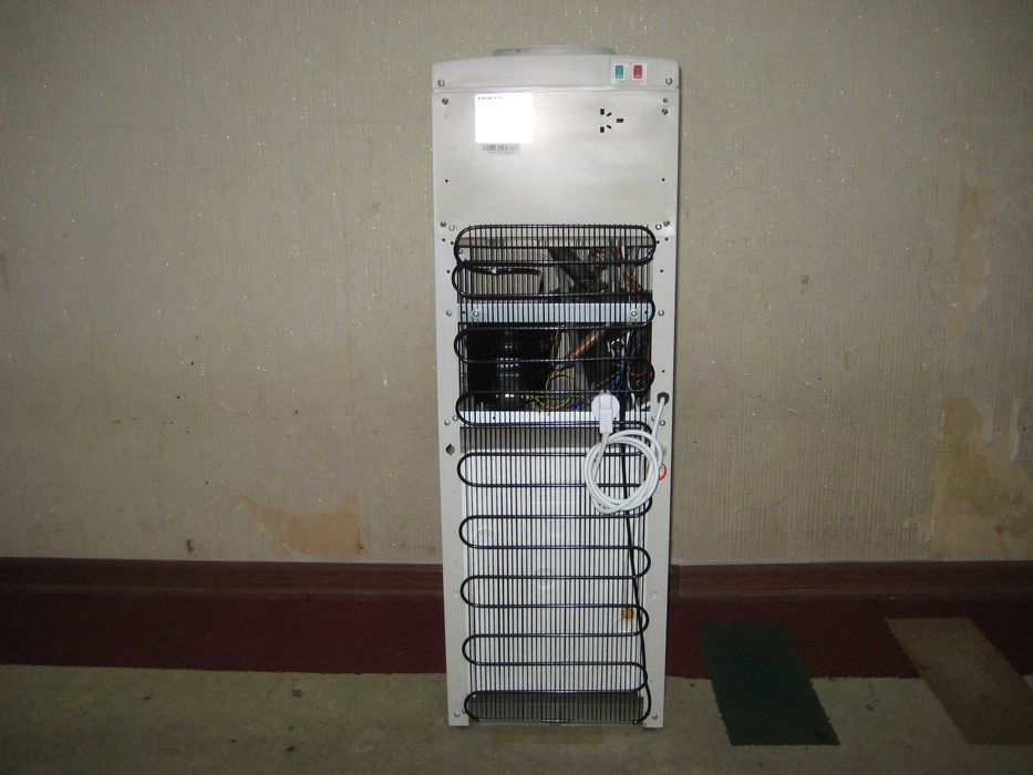 Кулер оригинал холдилник муздек ва иссик сув зур ишлиди деярли янги!