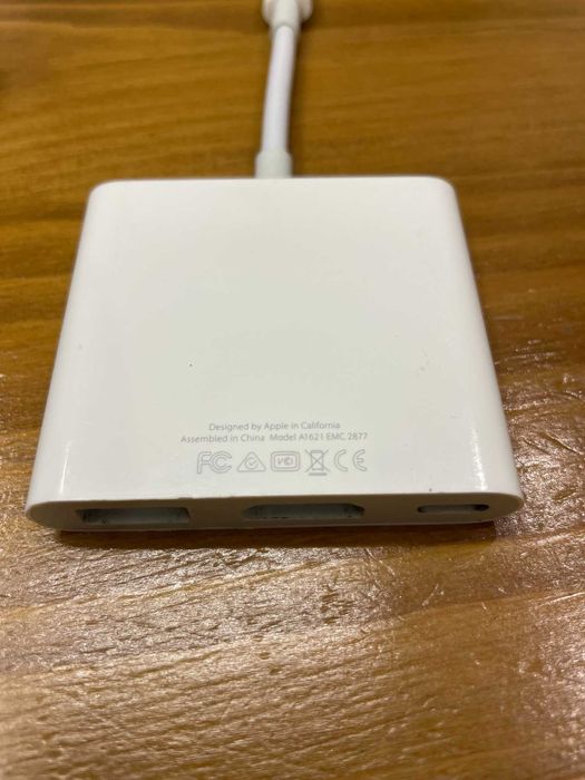 USB-C хъб Apple оригинален. Изходи за HDMI, USB, USB-С