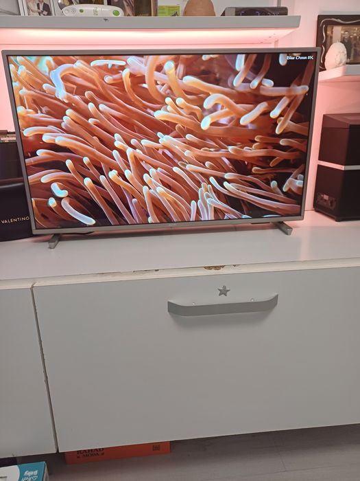 Televizor smart Philips model 32PFS6906/12 cu lumini ambientale pe spate