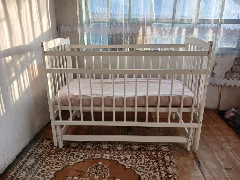 Продам кроватку с маятником и матрасом..