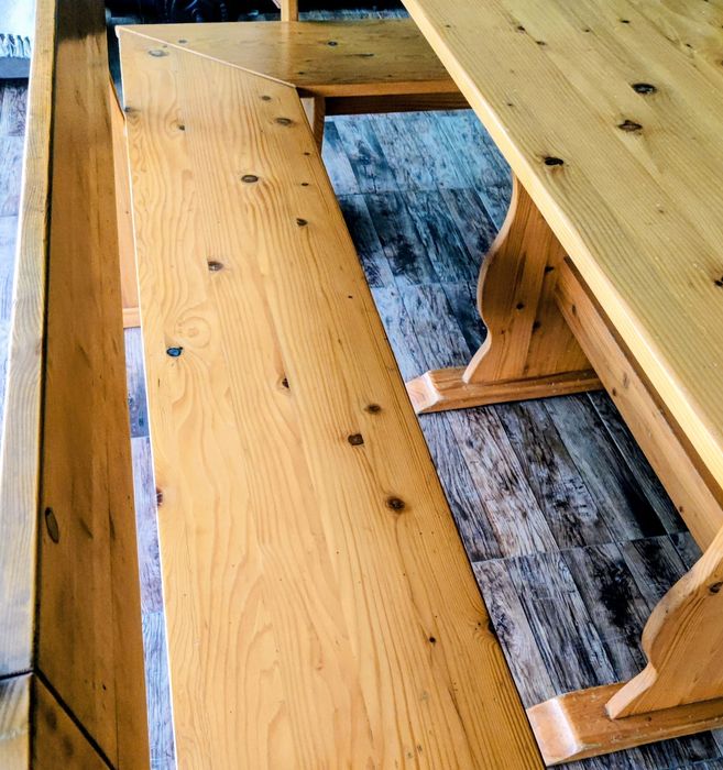 Colț de lemn și masă