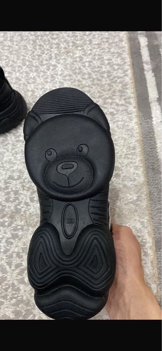 Продам новые кросовки уни 35 размера