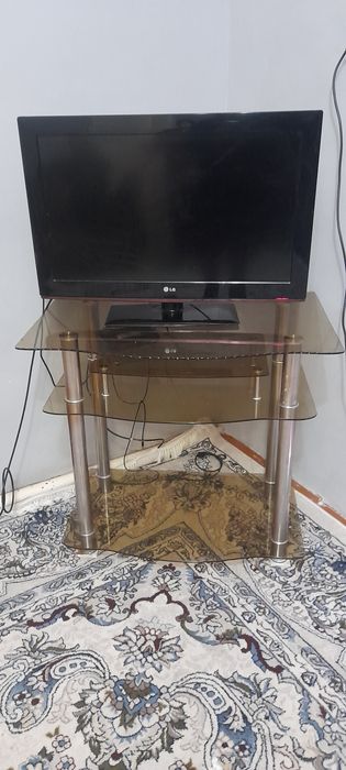 Телевизор вместе с подставкой