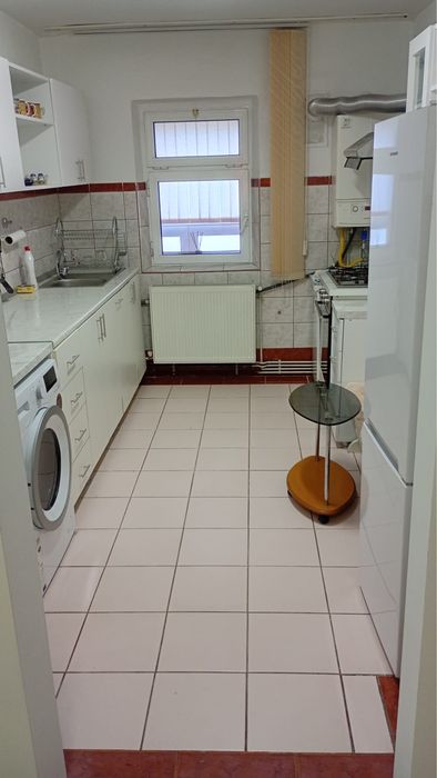 Apartament de închiriat- spațios, stradal,poziție excelentă