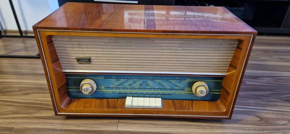 Radio vintage din lemn – stare foarte bună – piesă de colecție