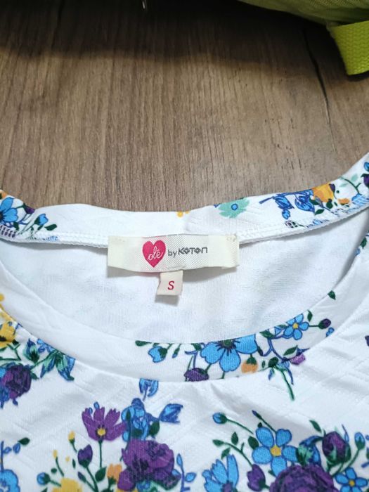 Vând tricou cu flori