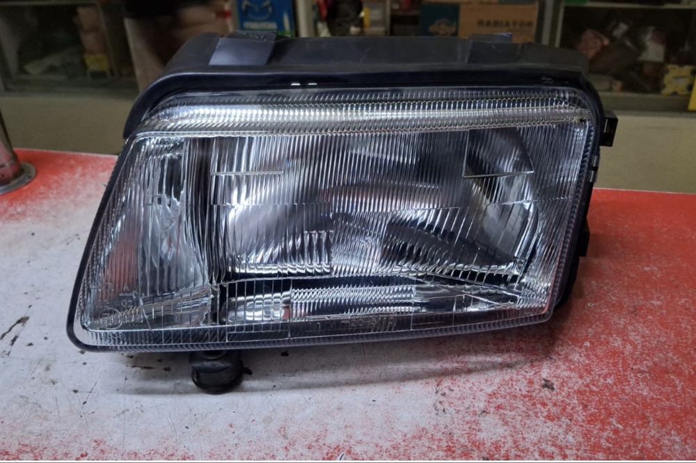 Фары передние на Ауди А4