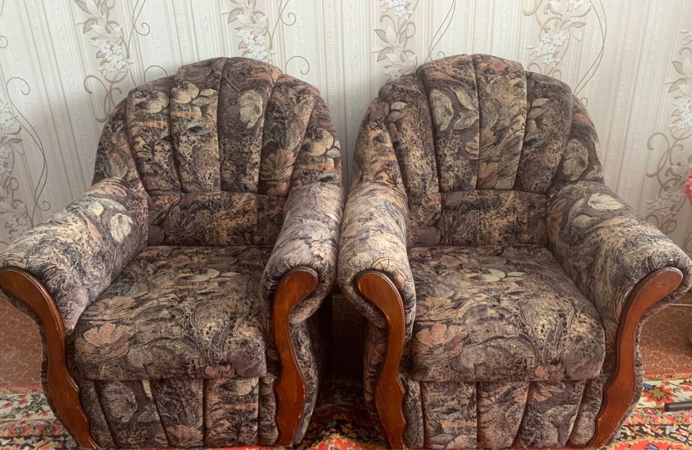 Продам хороший диван с креслами