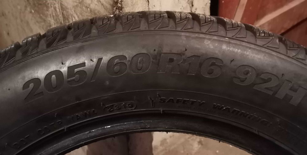 Продавам 1 брой зимна гума 205.60.16 дот 2019 KUMHO