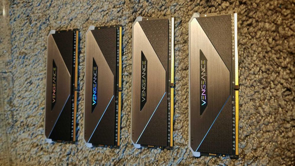 Рам памет Corsair Vengeance RGB RT Gunmetal 4x8GB 32GB DDR4 3200MHZ