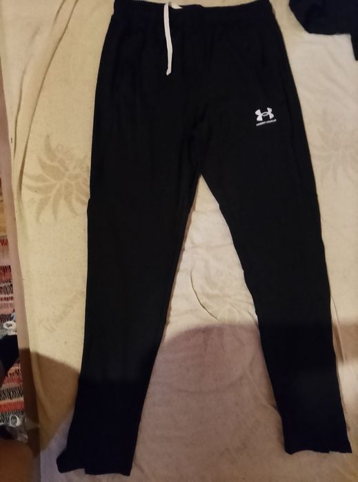 Vând pantaloni trening under armour