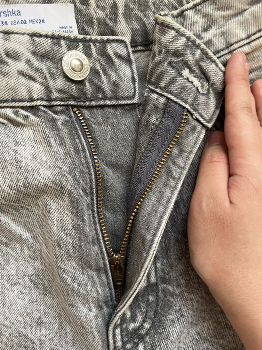 Серые джинсы с потертостями