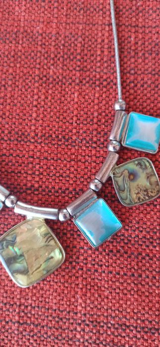 седефено колие с дължина 44 см- цена 60 лв и метално сърце- 20 лв.