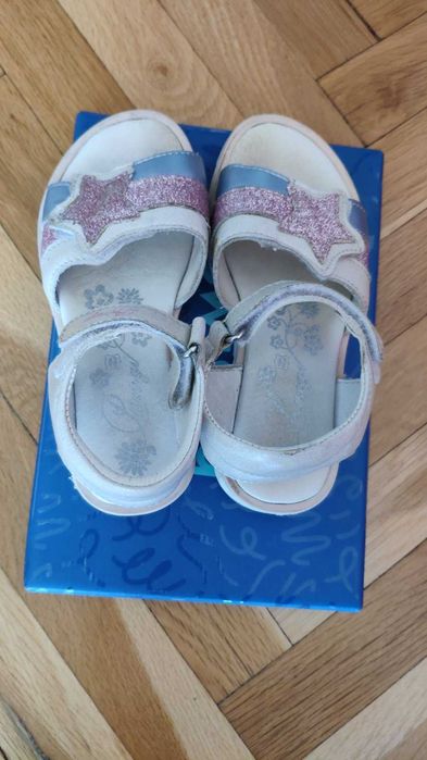 Продавам детски сандали Primigi 28 номер естествена кожа