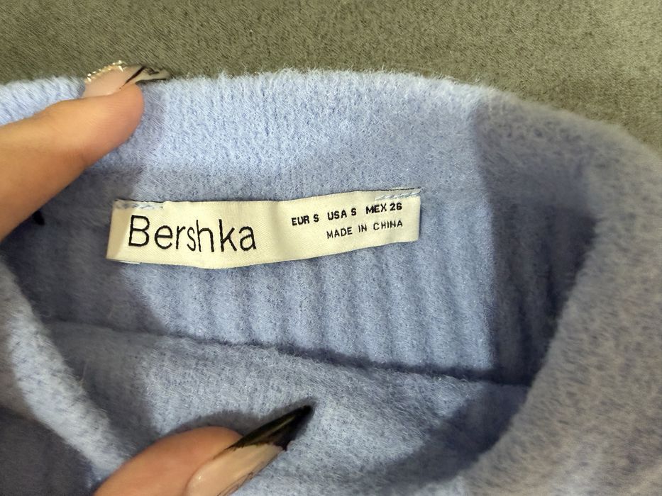 Синяя кофточка с узким горлом