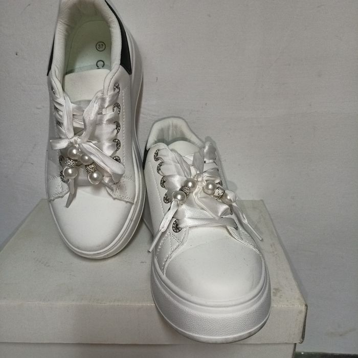 Sneakers Carolie Albi cu Perle și Platformă – Mărimea 37