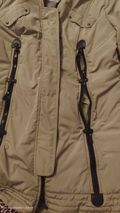 Ветровка с капюшоном