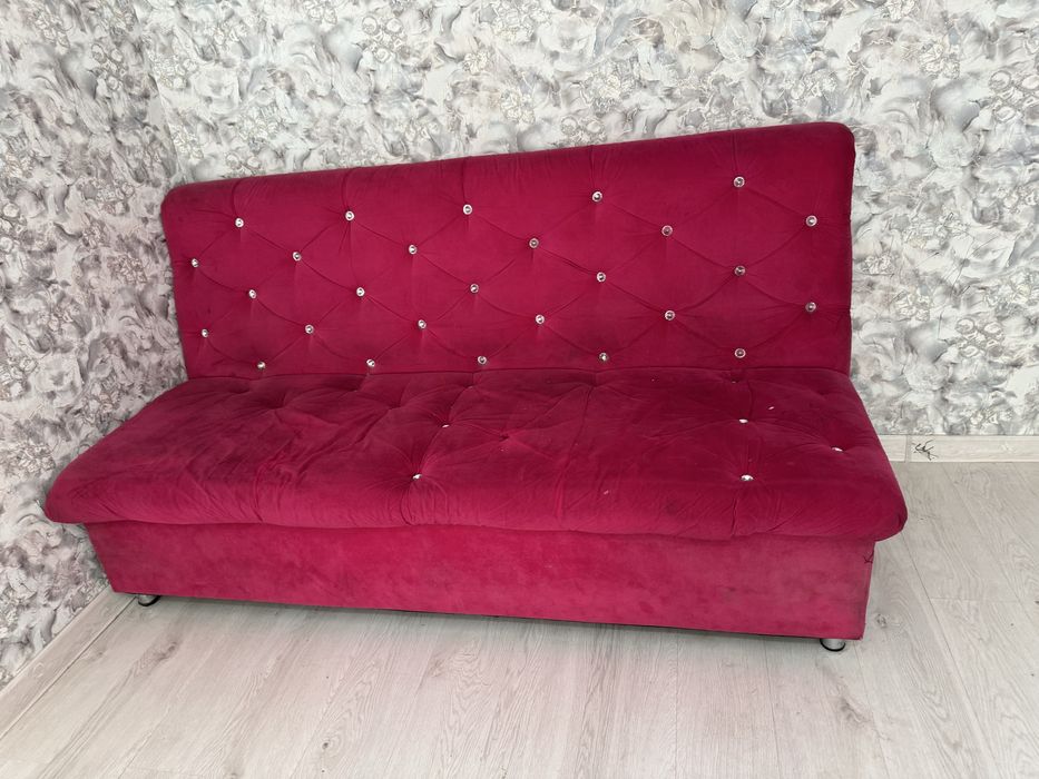 Продается диван розовый