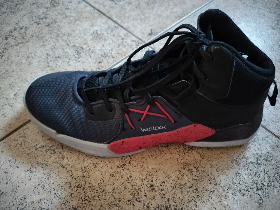 Продавам баскетболни обувки