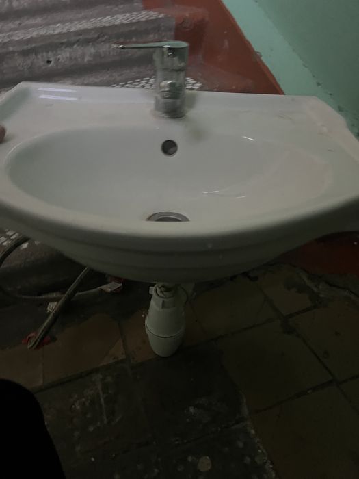 Продам раковину в ванную срочно
