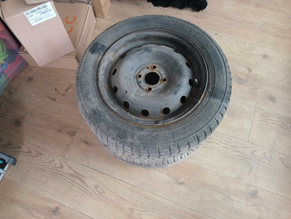 Două anvelope  185/65/15  cu 100 lei buc