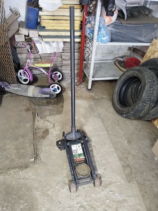 Домкрат для автомобиля