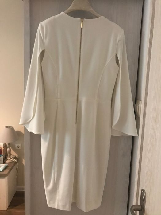 Бяла рокля с прилеп ръкав на Calvin Klein