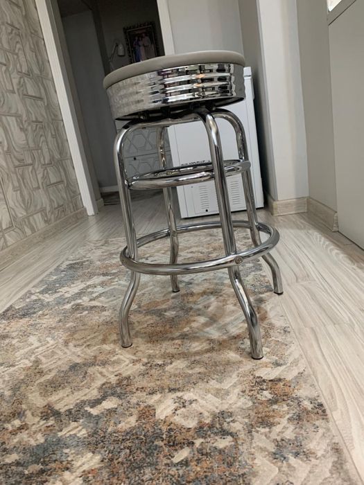 Продаются два барных винтовых стула