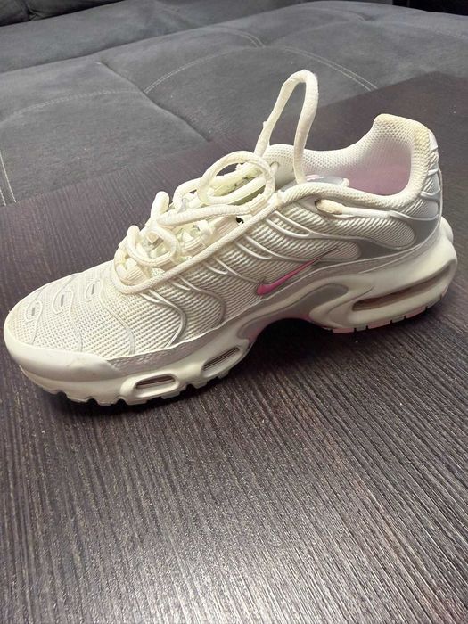Nike Air Max Plus (HF0107-100) в цвят Summit White / Grey Fog / Metallic Silver / Pink Rise.