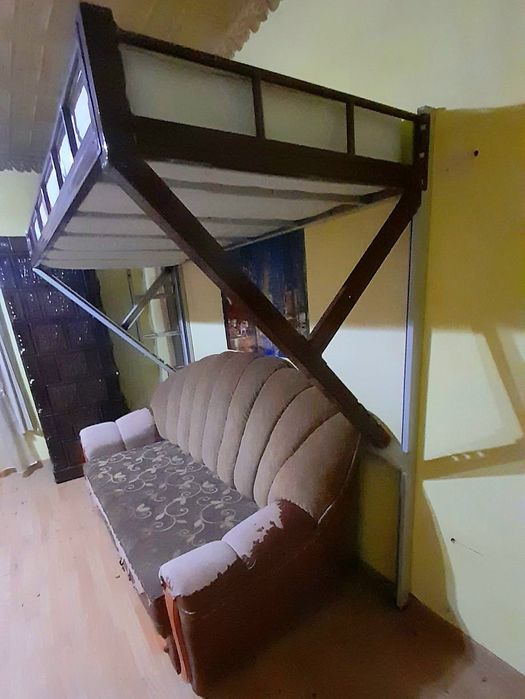 Pat suspendat de perete