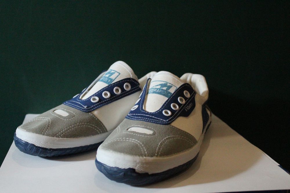 Новые спортивные кроссовки