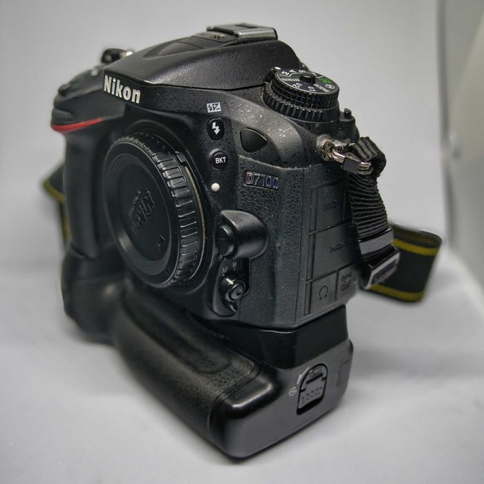Nikon D7100 + Grip + Nikon 18-200m + Nikon 35mm F1.8 + Accesorii