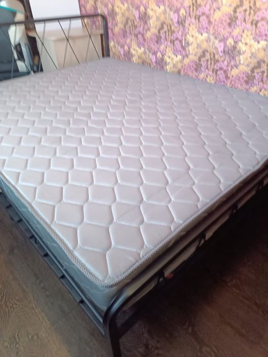 Продается кровать двухспальная с матрасом