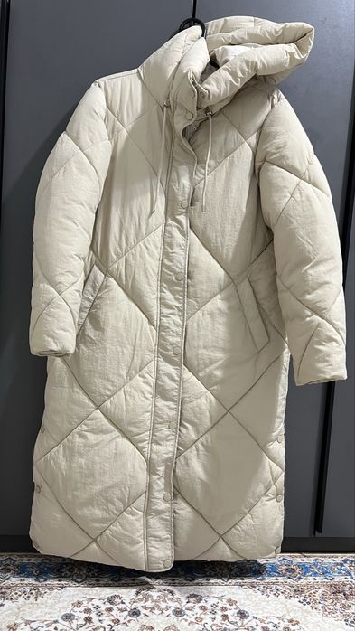 Тёплый длинный зимний пуховик молочного цвета