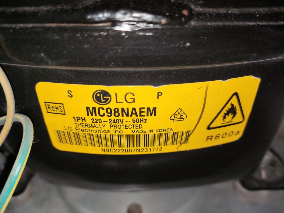 Холодильник LG в хорошем состоянии.