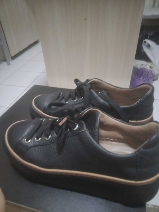 Женские кроссовки