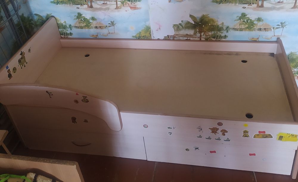 Продам детскую кровать с матрасом.