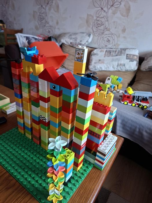 Голям комплект LEGO DUPLO – тухлички, коли, фигурки и животни