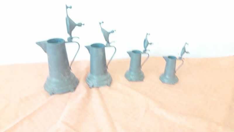Set de patru pahare carafe cu capac pe suport de lemn