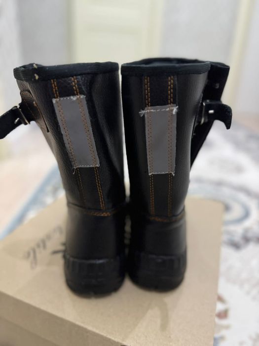 Продам зимний спец обувь