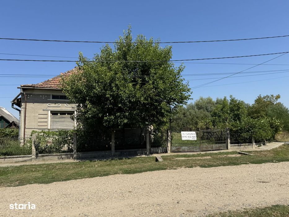 Casa cu 4 camere, 119 mp utili, 3649 mp de teren in Ruseni,