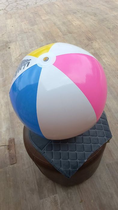 Бассейн надувной детский с игрушками