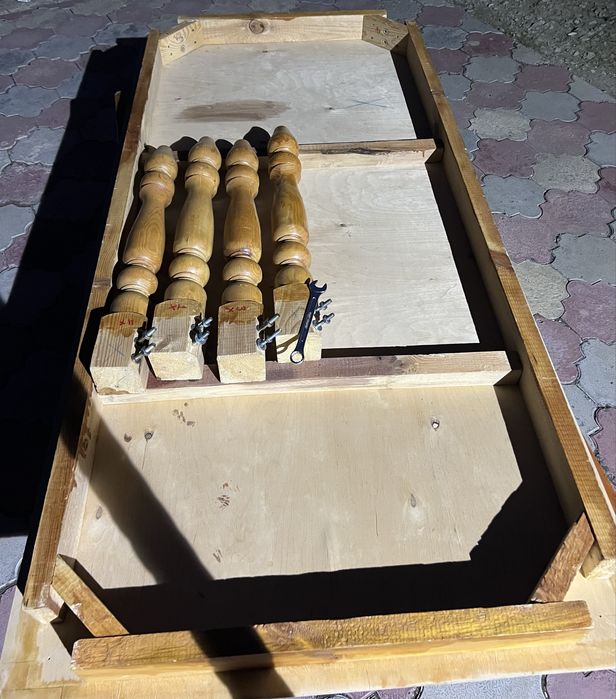 Деревянный стол и стулья