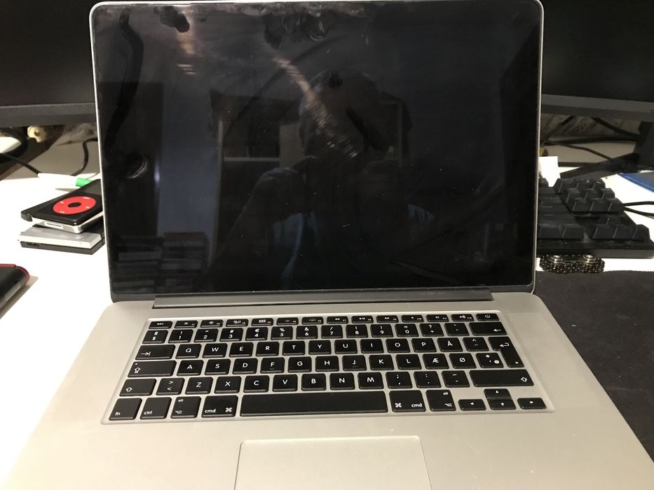 MacBook Pro 15.4 inch 8GB RAM i7 256 GB
