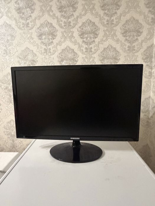 Samsung 24" Full HD 60 Гц — HDMI + VGA
